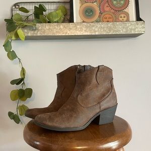Like new rampage faux leather ankle bootie